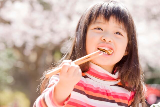 虫歯予防をした綺麗な歯でご飯を食べる子ども
