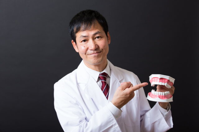 子どもの虫歯を放置するとどうなるのか歯科医が説明しているイメージ