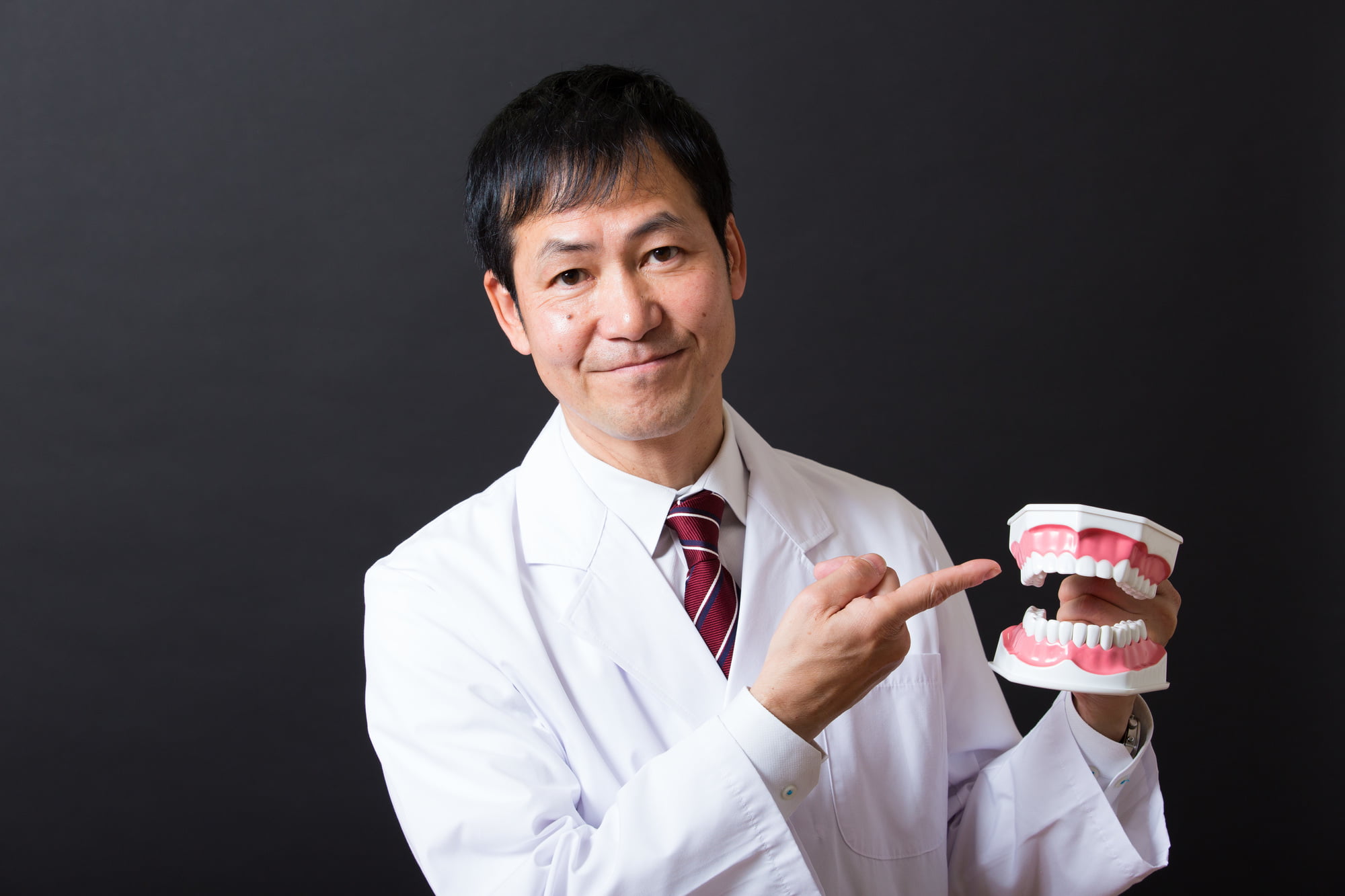 子どもの虫歯を放置するとどうなるのか歯科医が説明しているイメージ