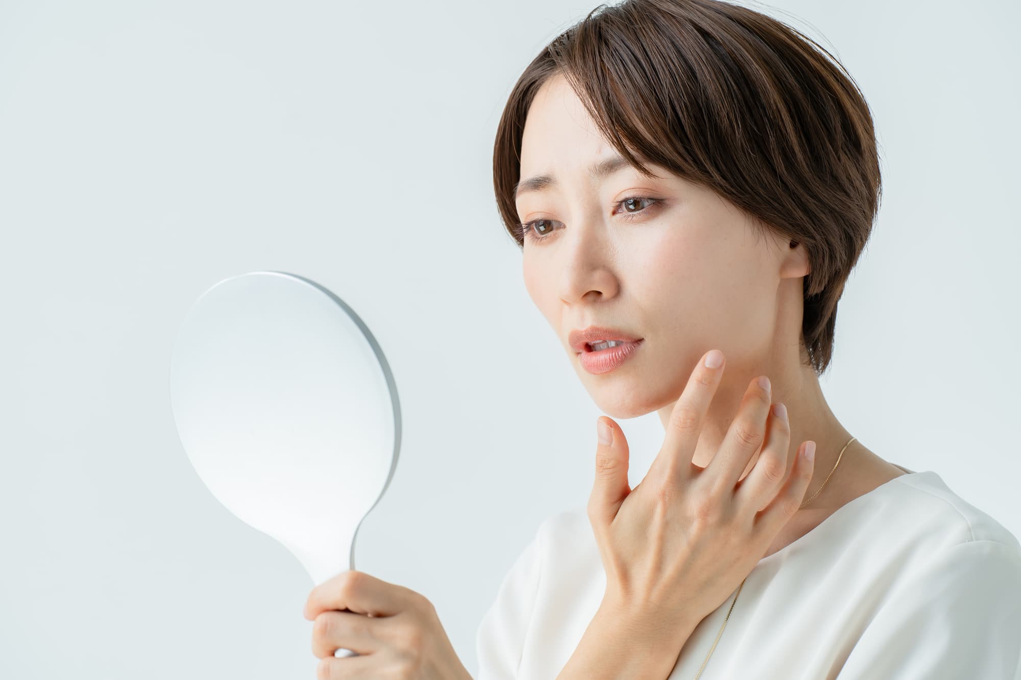 インビザライン矯正後の後戻りが気になる女性