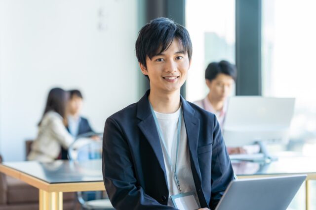 歯の定期健診を受けて健康な口内環境を保っている笑顔の男性