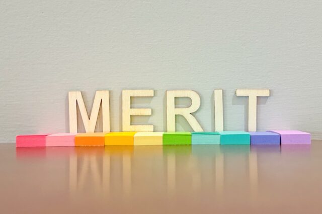 歯の定期検診を受けるメリットを示す文字