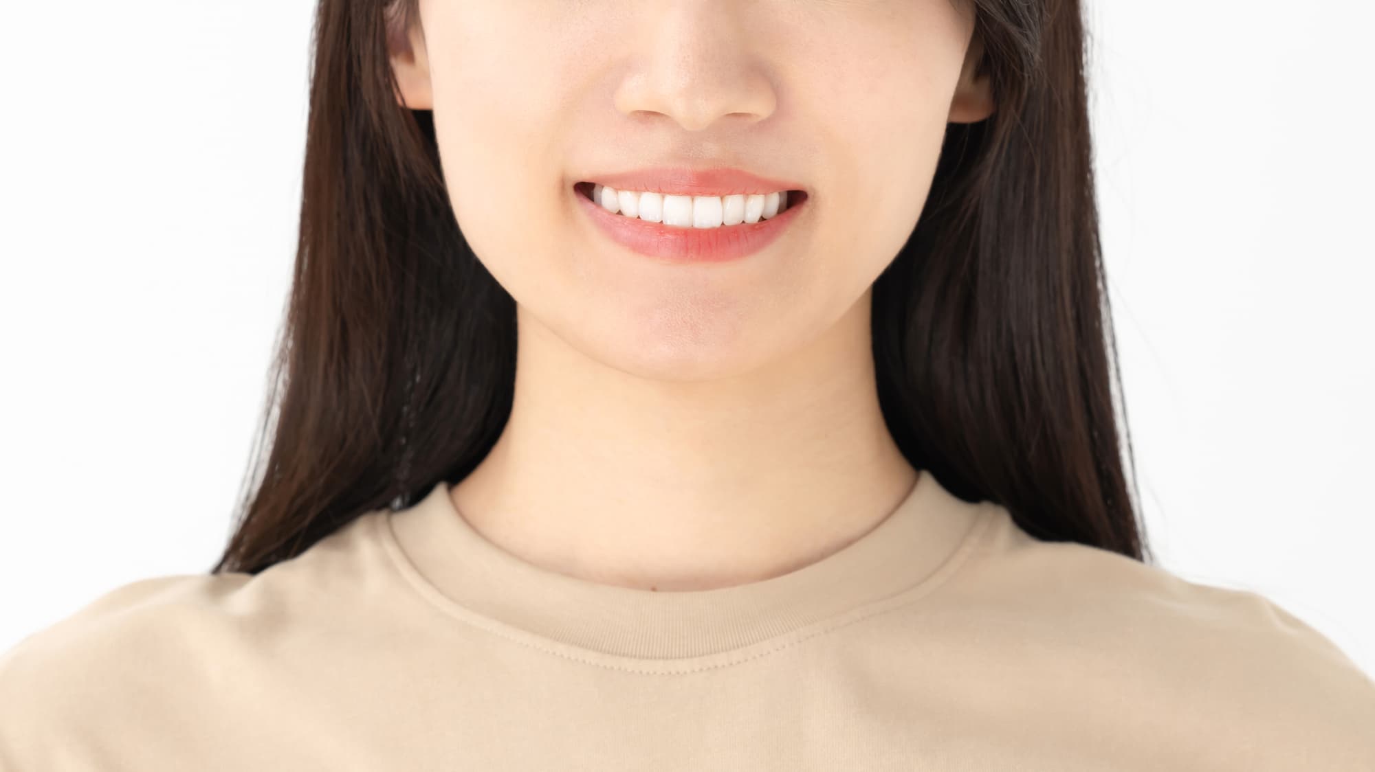 インビザライン矯正後の女性の口元