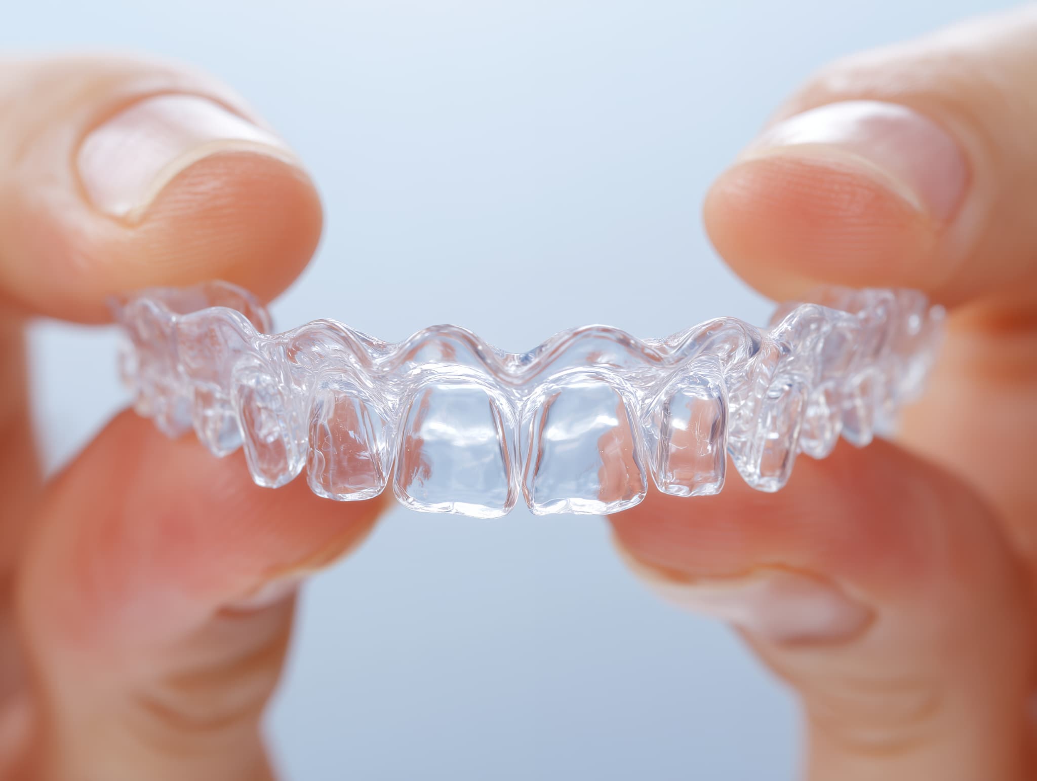 スマーティーを持つ手