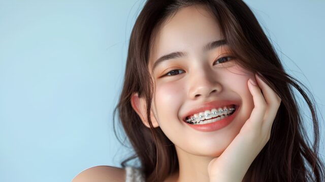 抜歯をして矯正治療を始めた笑顔の女性