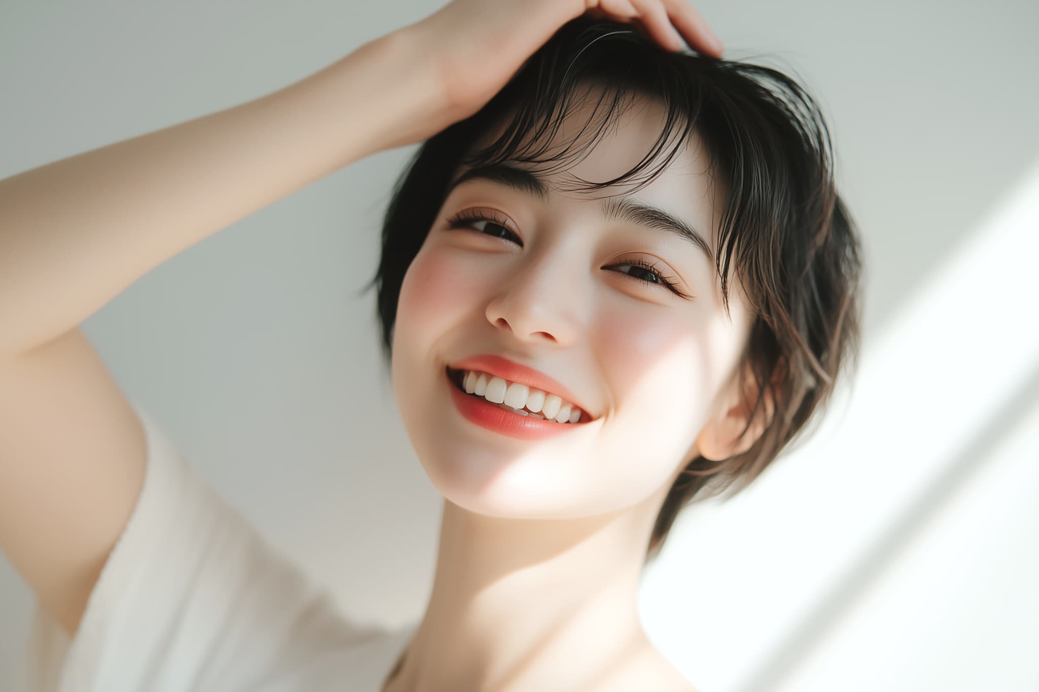 八重歯の矯正治療で整った歯並びになった女性が満足して微笑んでいるイメージ