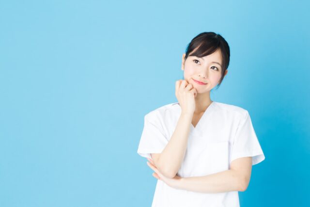 ワイヤー矯正で抜歯をせずに済むこともあるのか考える女性