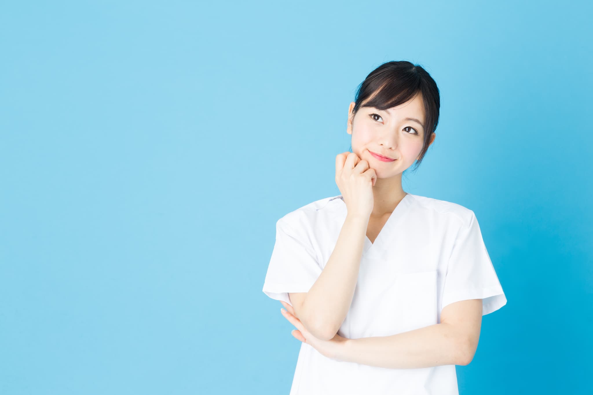 ワイヤー矯正で抜歯をせずに済むこともあるのか考える女性