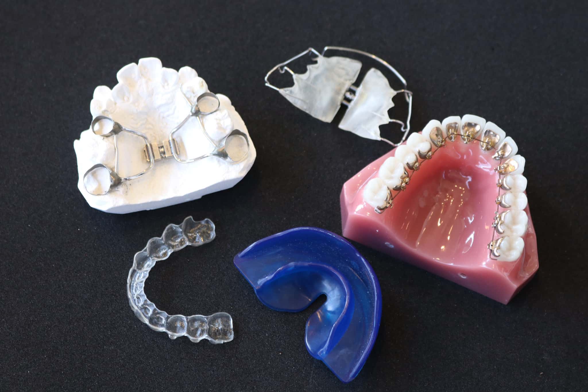 色々な種類の子ども用の矯正装置