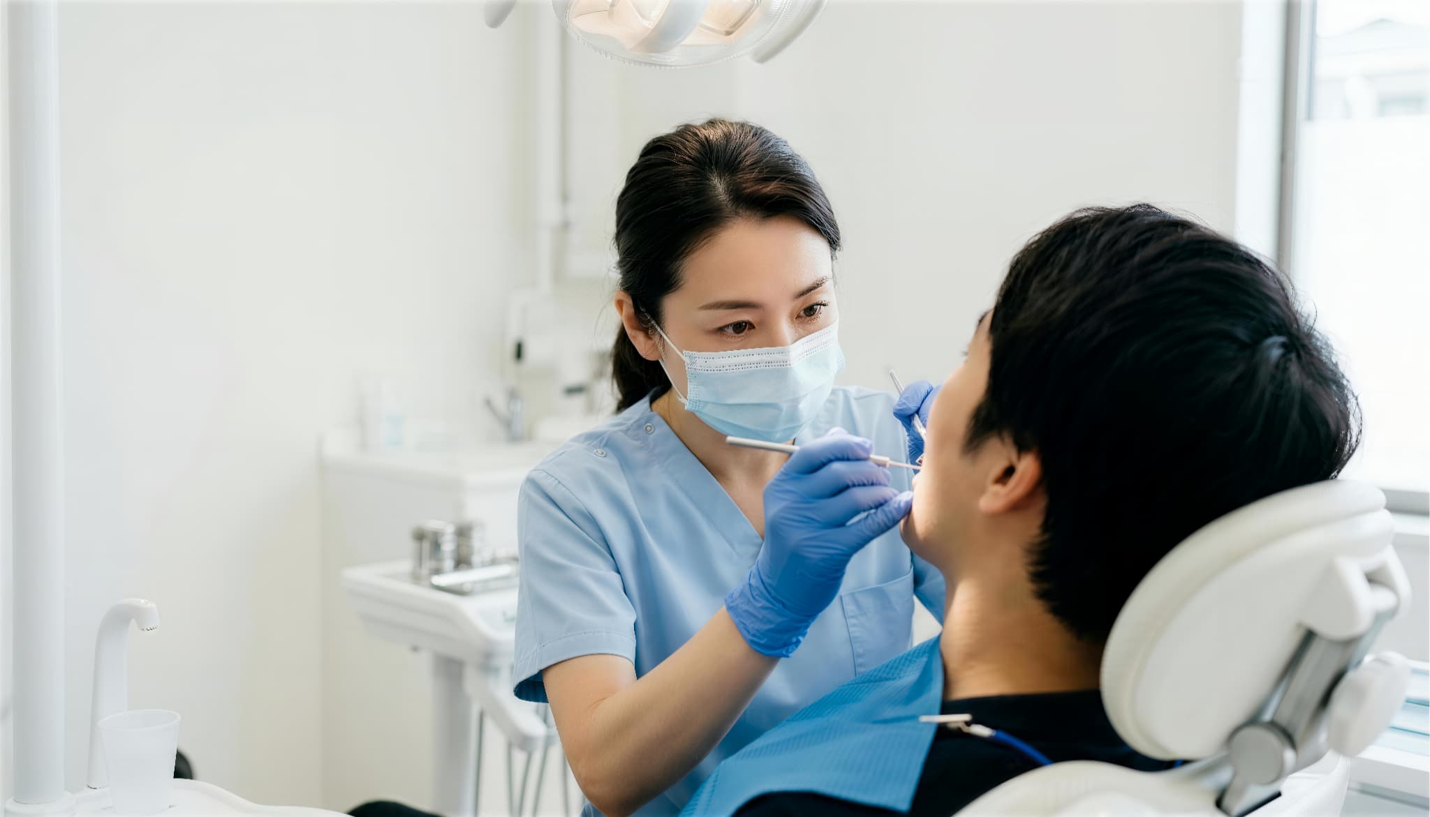 ワイヤー矯正のために抜歯を行う歯科医師