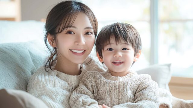 子どもを抱いた笑顔の母親
