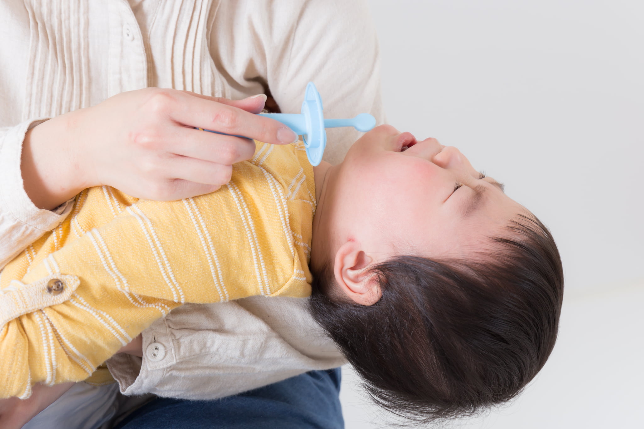 歯磨きを嫌がる男の子