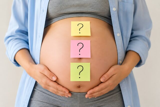 妊婦のお腹にハテナマーク