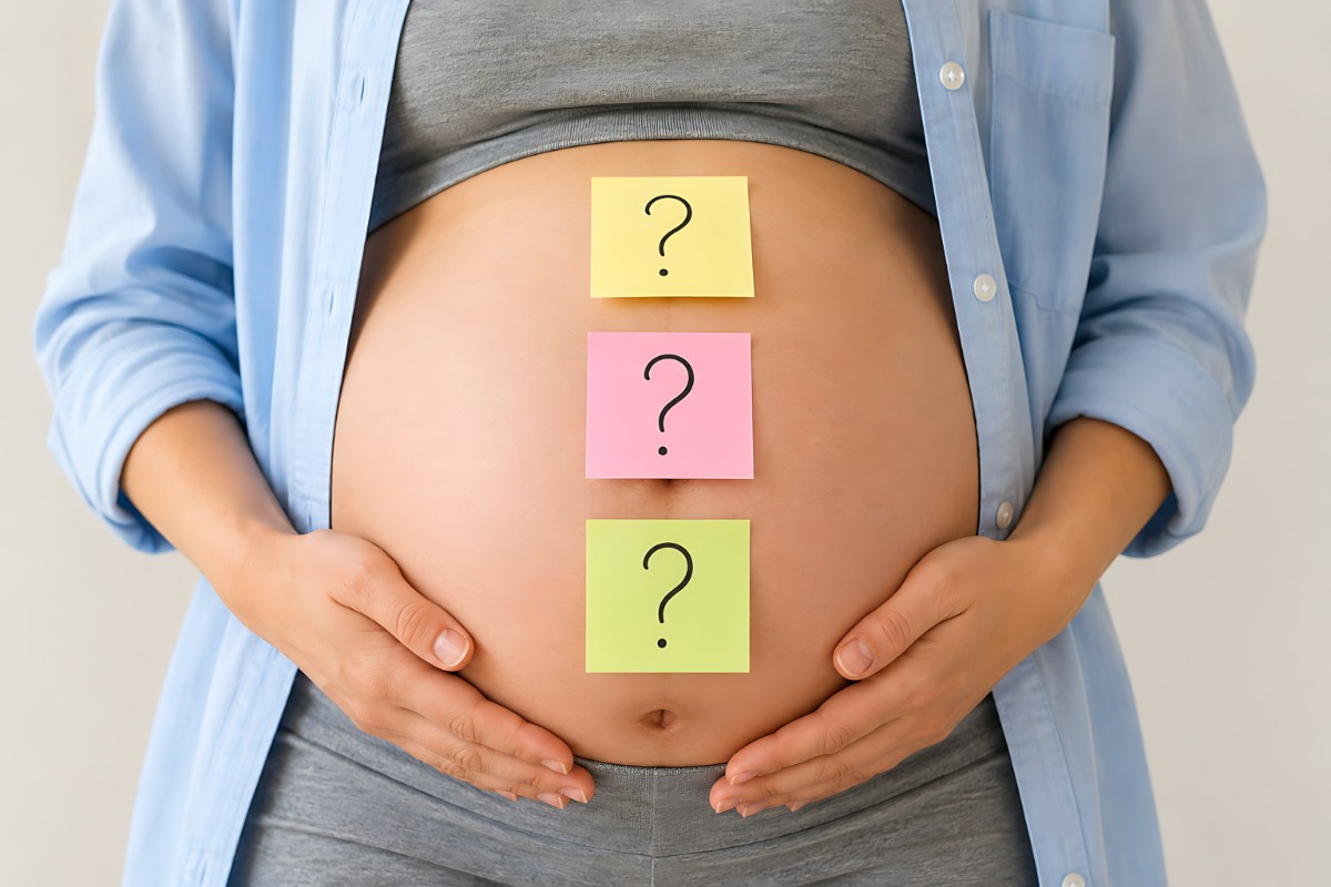 妊婦のお腹にハテナマーク