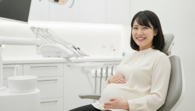 歯科医院の治療用椅子に座る笑顔の妊婦
