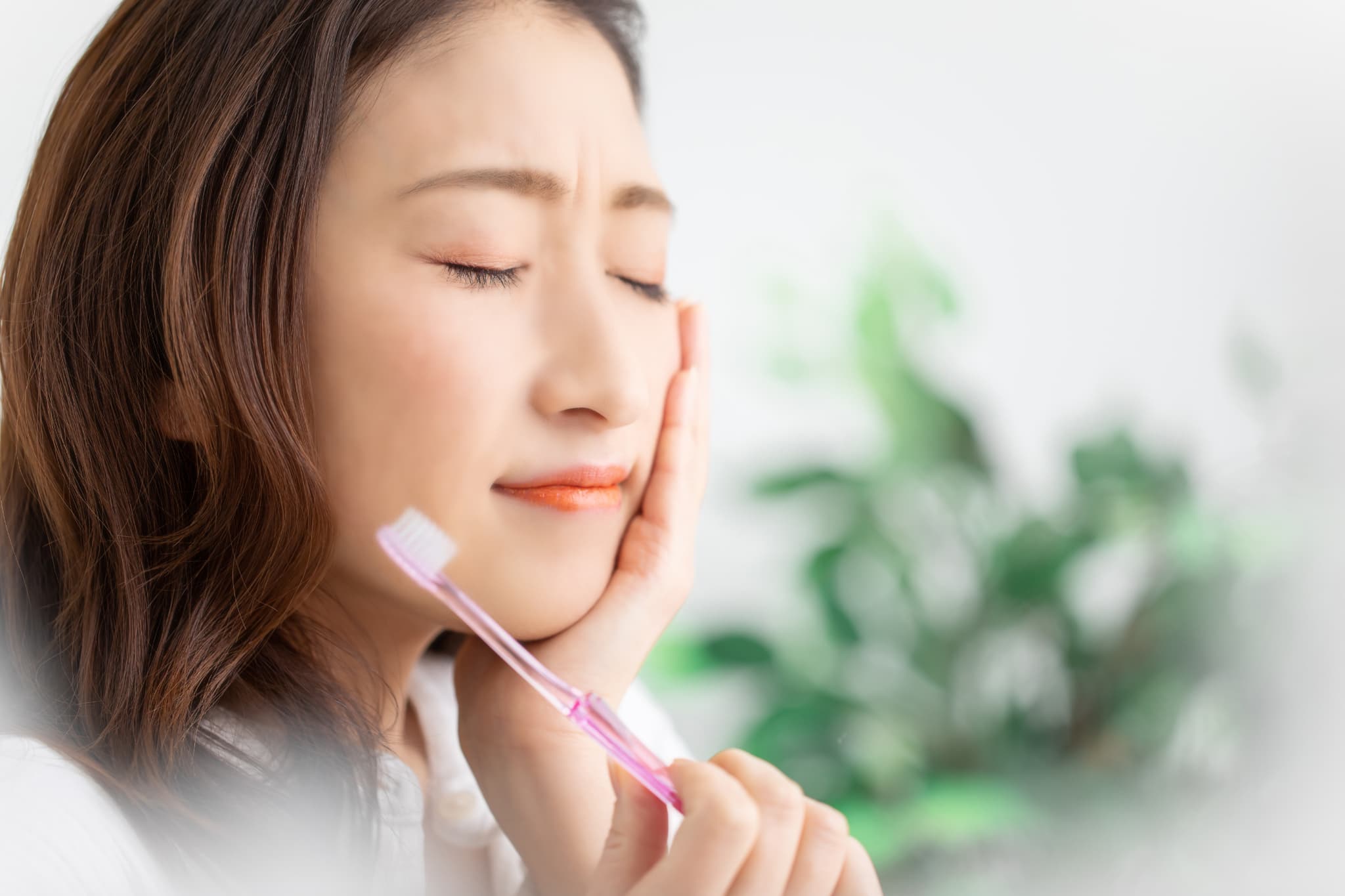 虫歯が痛む女性