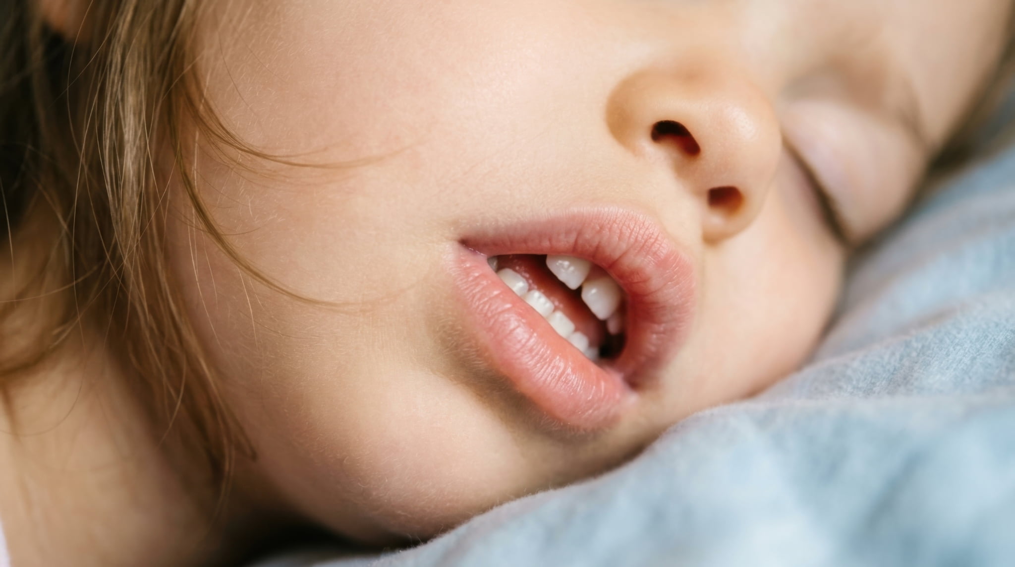 口呼吸で眠る子ども