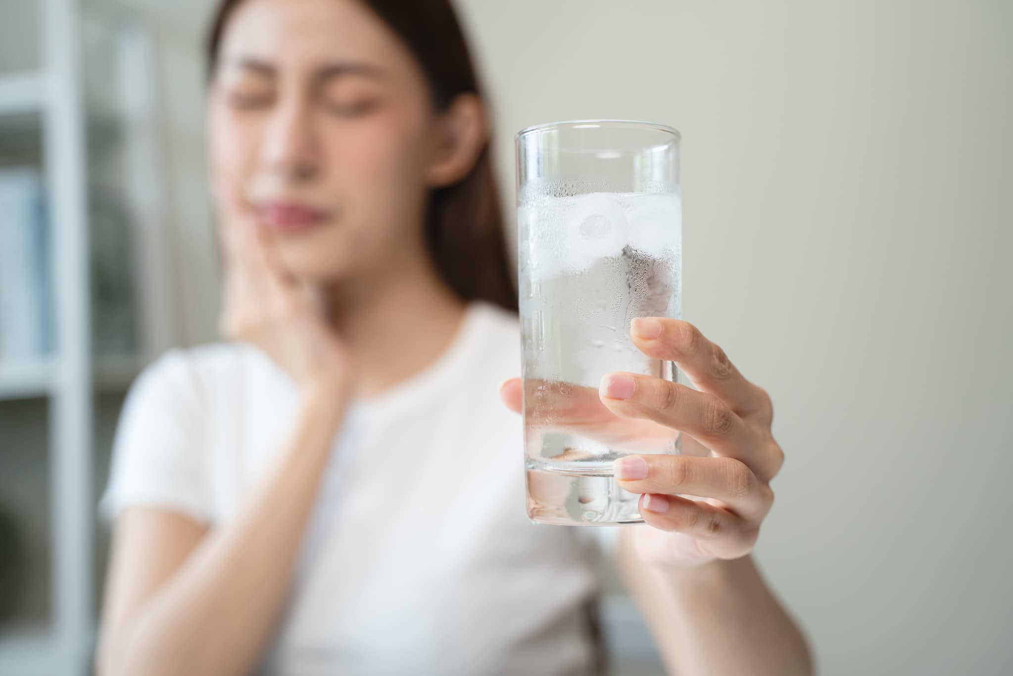 冷たいもので歯に痛みを感じる様子