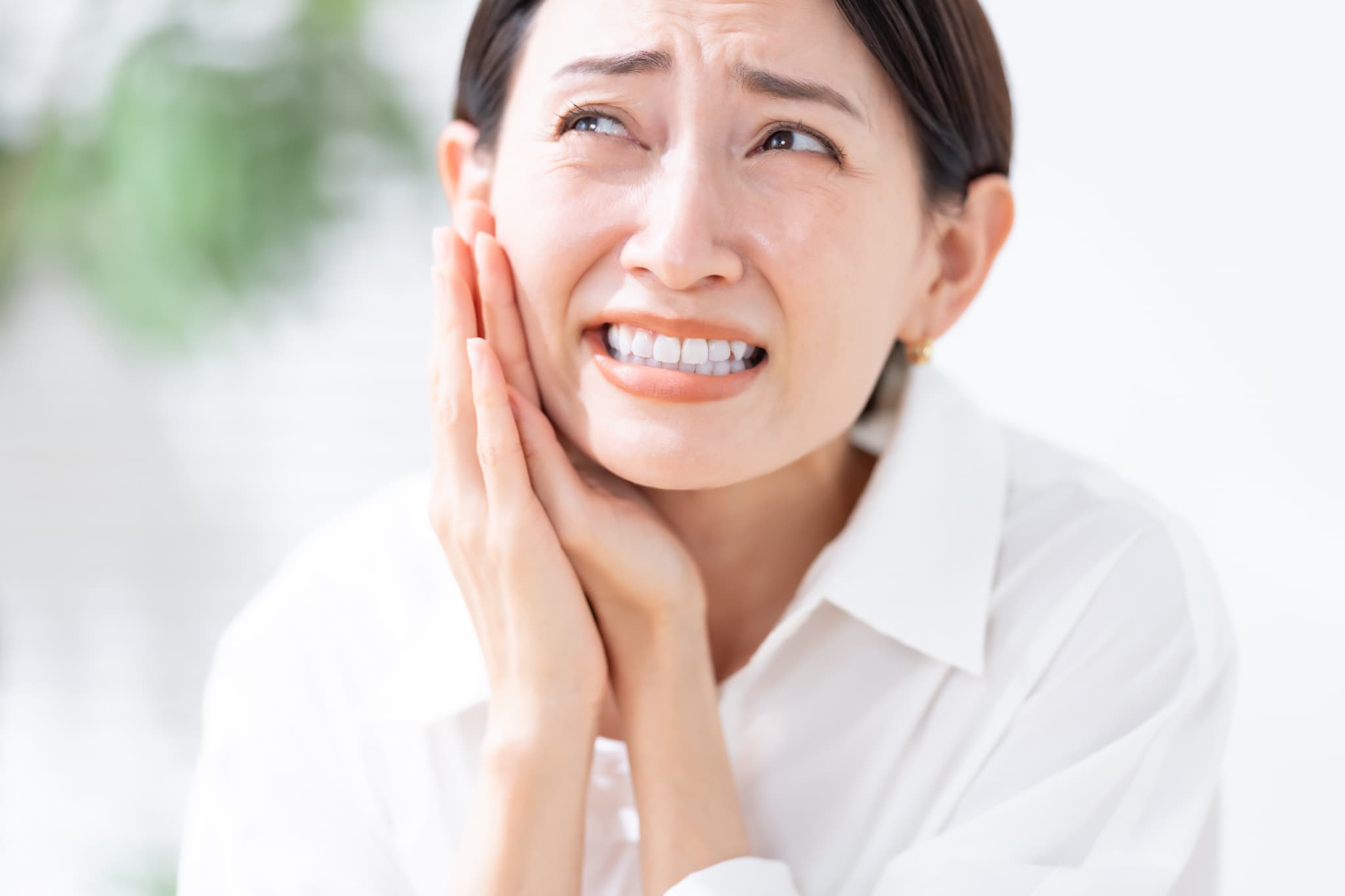 ホワイトニングをして歯に痛みを感じる女性